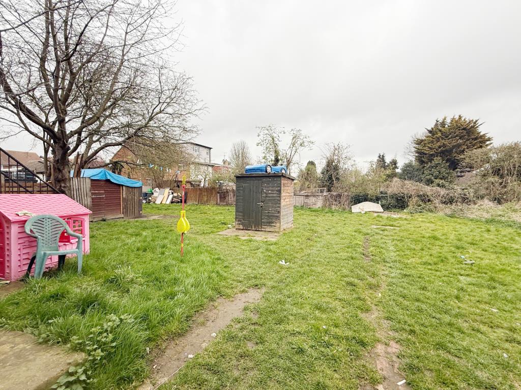 Lot: 68 - STUDIO FLAT FOR INVESTMENT - Communal garden area